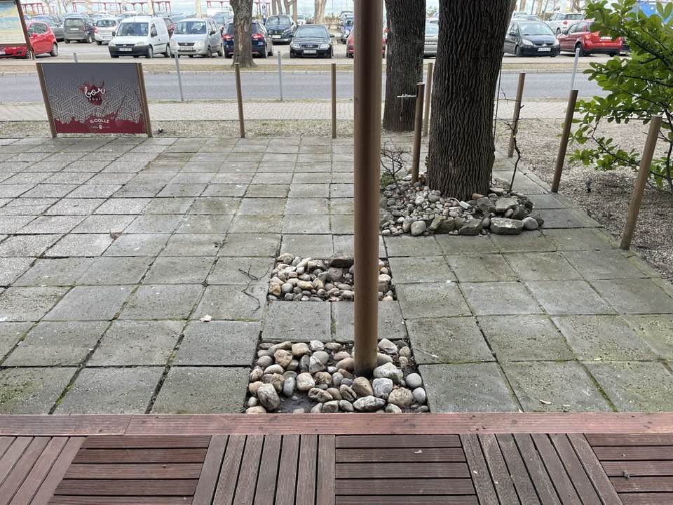 Nagy összefüggő parkoló térkövének mosása