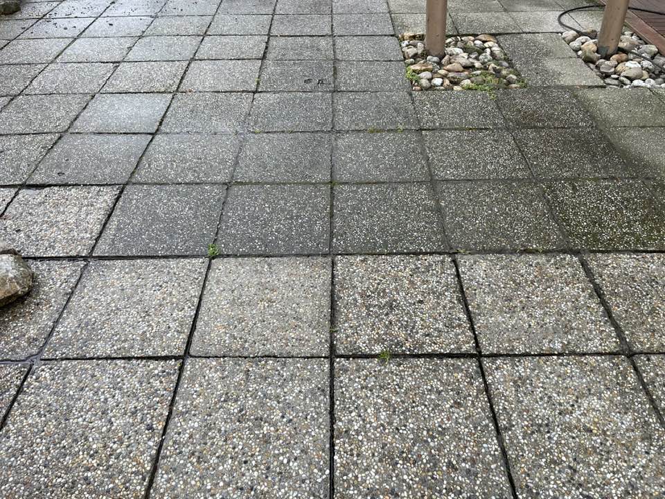 Fugatisztítás egy teraszos kertben