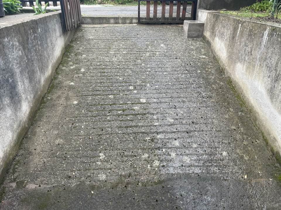 Térkőmosás munka közben, kapubejáró felújítás
