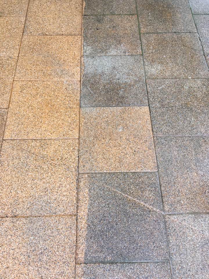 Térkőtisztítás munka közben a Balaton keleti partján